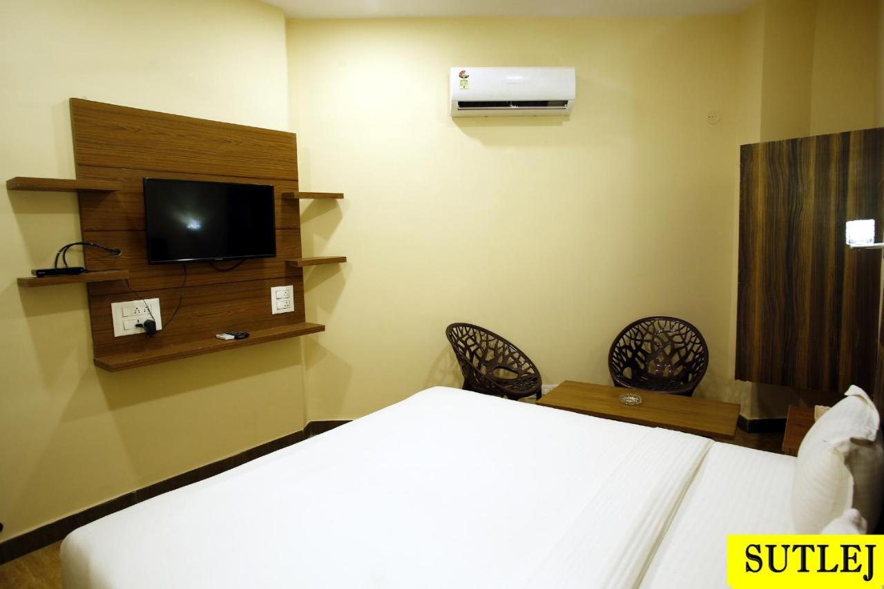 Hotel L'Avenir Rohtak Екстериор снимка